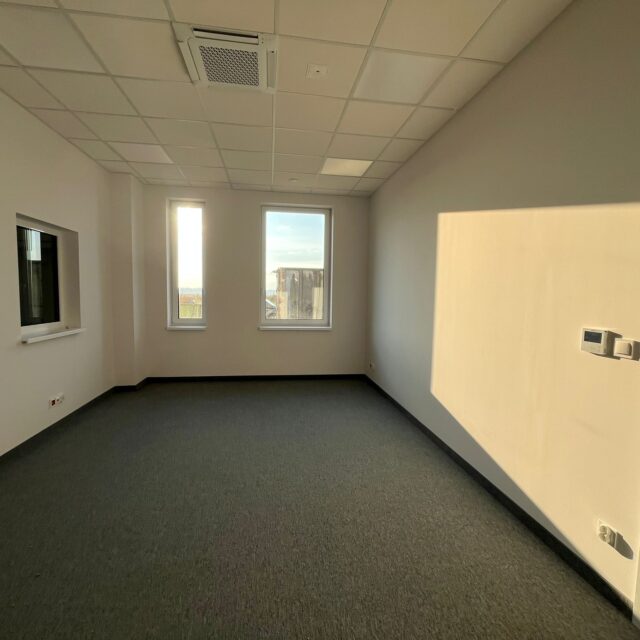 Jasne biuro z dużymi oknami wykonane w ramach projektu 7R Barniewice.