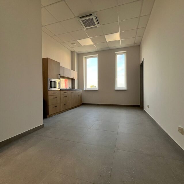 Widok na aneks kuchenny w pomieszczeniu socjalnym wykonanym dla inwestycji 7R Barniewice.