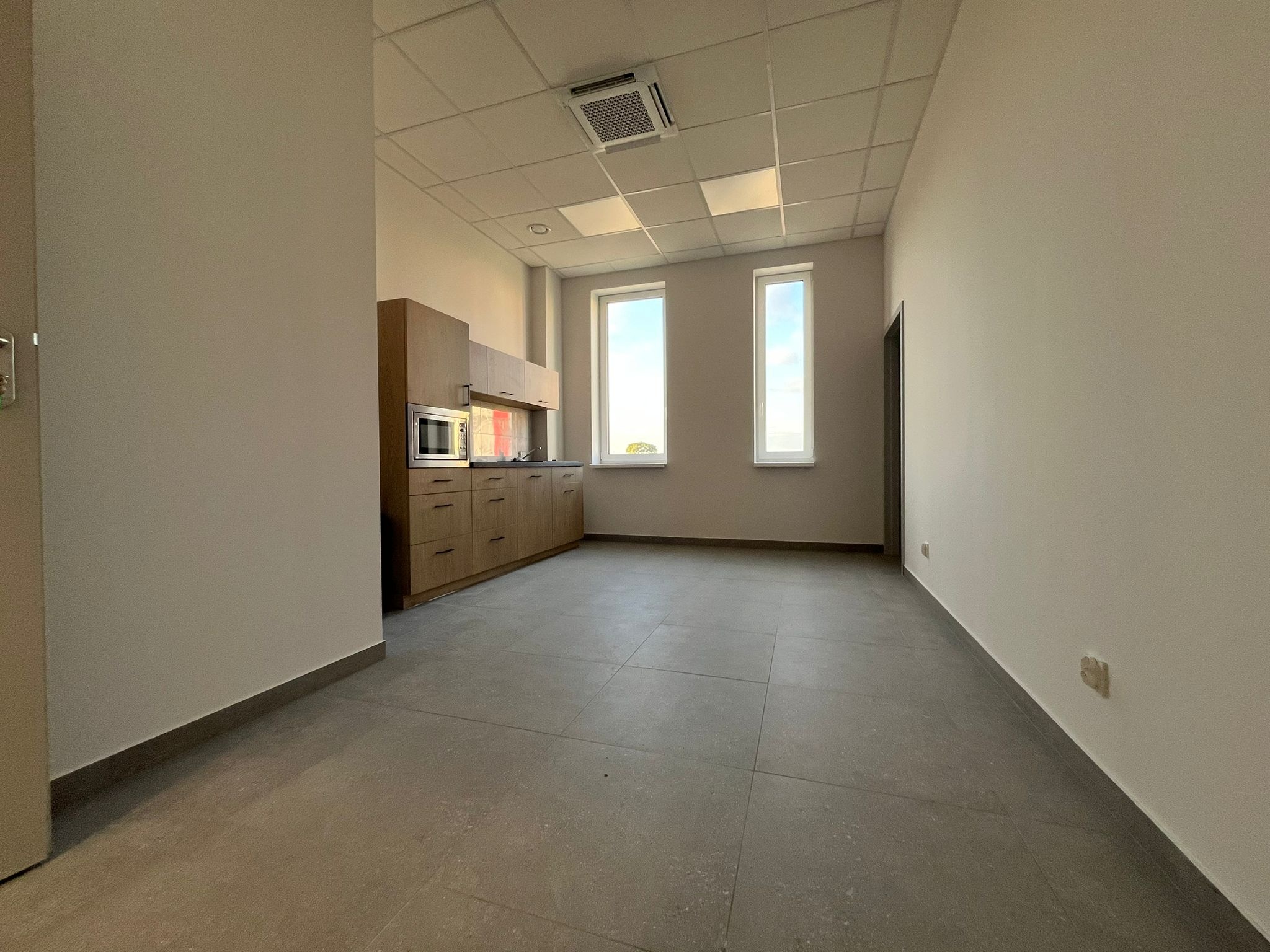 Widok na aneks kuchenny w pomieszczeniu socjalnym wykonanym dla inwestycji 7R Barniewice.