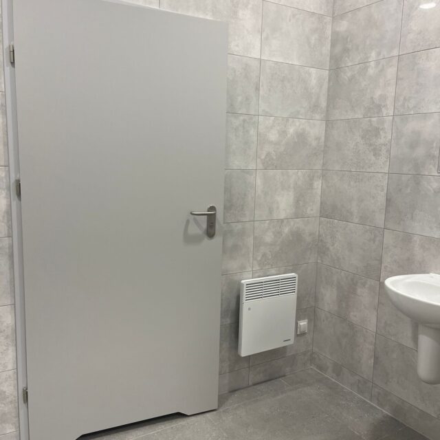 Drzwi w części sanitarnej wykończone w ramach realizacji 7R Barniewice.