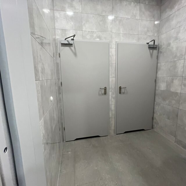 Szare kabiny toaletowe wykończone w ramach projektu 7R Barniewice.