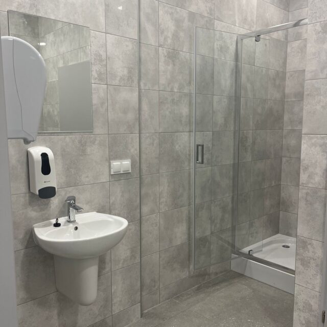 Łazienka z kabiną prysznicową i umywalką wykonana w inwestycji 7R Barniewice dla Blackonwhite.