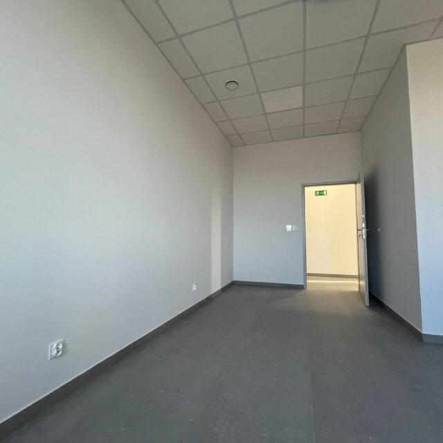 Puste pomieszczenie z wejściem do strefy biurowej w realizacji 7R Barniewice.