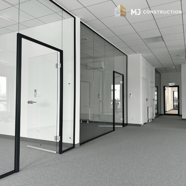 Nowa przestrzeń biurowa CEFEA ze szklanymi ściankami działowymi i drzwiami