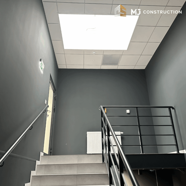 Klatka schodowa CEFEA po przebudowie i dostosowaniu drogi ewakuacyjnej