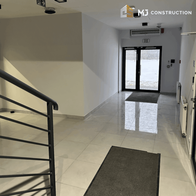 Strefa wejściowa CEFEA z wyjściem ewakuacyjnym i wykończonym holem